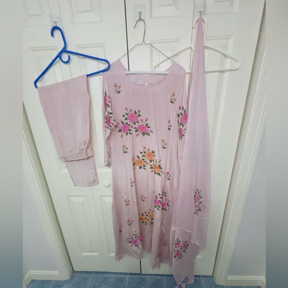 SALE ‼️Light Pink Floral hand painted beautiful dress Salwaar Kameez 23”